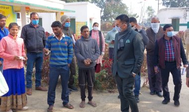 टीकाकरण कार्य का जायज़ा लेने पीएचसी विशेश्वरगंज पहुॅचे डीएम व एसएसपी ग्राम खानपुर मल्लौह व प्रा.वि. बनकटा का भी किया भ्रमण