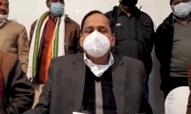 कार्यक्रम कर रहे कांग्रेसियों को प्रशासन ने रोका ।