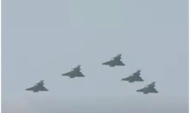 राजपथ पर वायुसेना के विमानों की गर्जना,राफेल- सुखोई-जगुआर समेत इन फाइटर जेट्स ने दिखाई धमक