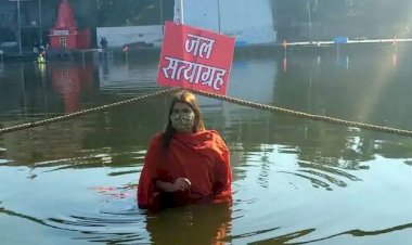 शिप्रा में जल सत्याग्रह करने उतरी कांग्रेस की उपाध्यक्ष नूरी खान