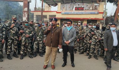 डीएम व एसएसपी ने पुलिस बल के साथ किया रूट मार्च ।