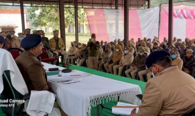 पुलिस लाइन से हरी झण्डी दिखाकर पुलिस बल को रवाना करते हुए डीएम व एसएसपी