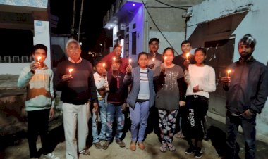 पुलवामा हमले की बरसी की पूर्व संध्या पर कैडल मार्च निकाला गया