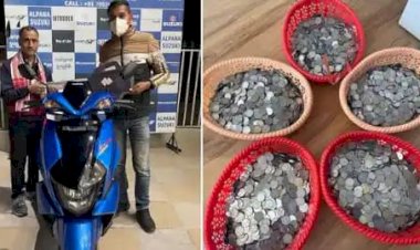 बोरे मे सिक्के भरकर स्कूटी खरीदने शोरूम पहुंचा शख़्स,लाया था