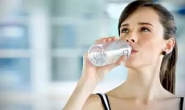 सुबह उठते ही पानी पीने का क्या फायदे होते हैं,जानिए यहां