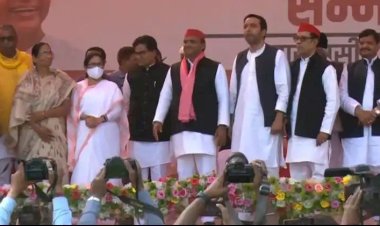 वाराणसी में एक मंच पर सपा गठबंधन के नेता