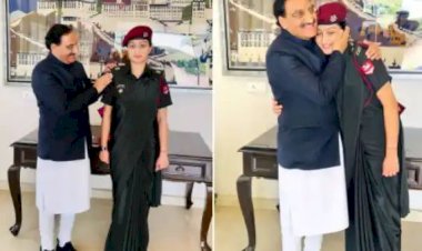 सेना में मेजर बनी पूर्व सीएम रमेश पोखरियाल की बेटी,  खुद बेटी के कंधों पर लगाये अशोक चक्र