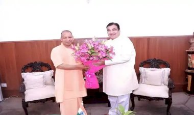 योगी ने की नितिन गडकरी से मुलाक़ात, केंद्रीय मंत्री ने दी जीत की बधाई