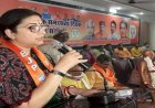 Varanasi News: दो दिवसीय दौरे पर काशी पहुंचीं केंद्रीय मंत्री स्मृति ईरानी, 8 साल की उपलब्धियों की कर रहीं समीक्षा
