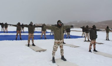 International Yoga Day: बर्फ की चादर के बीच योग करते दिखे ITBP के जवान, 22580 फीट ऊंची चोटी पर बनाया नया रिकॉर्ड