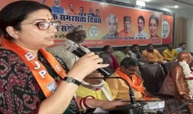 Varanasi News: दो दिवसीय दौरे पर काशी पहुंचीं केंद्रीय मंत्री स्मृति ईरानी, 8 साल की उपलब्धियों की कर रहीं समीक्षा