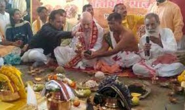 अनुपम खेर ने आतंकी हमलों में मारे गए कश्‍मीरी पंडितों के लिए वाराणसी में किया त्रिपिंडी श्राद्ध