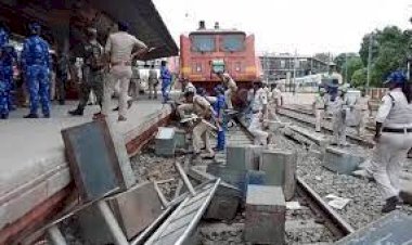 Agnipath Scheme: UP में विरोध प्रदर्शन के दौरान ट्रेन में लगाई आग, बसों में तोड़फोड़, पुलिस ने किया लाठीचार्ज