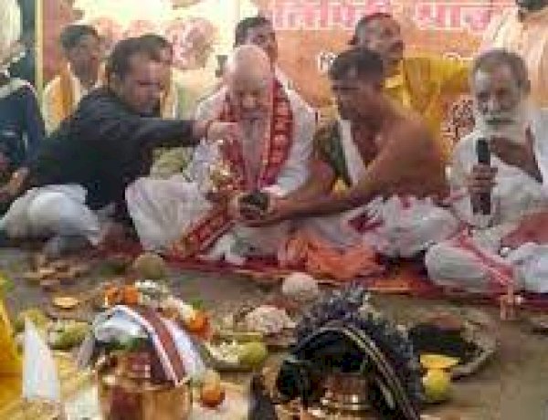 अनुपम खेर ने आतंकी हमलों में मारे गए कश्‍मीरी पंडितों के लिए वाराणसी में किया त्रिपिंडी श्राद्ध