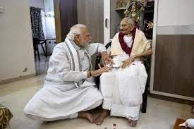 पीएम मोदी ने इस तरह से मनाया अपनी मां का 100वां जन्मदिन