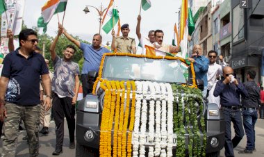 2022 मीटर तिरंगा लेकर विद्यार्थियों ने बनाई मानव श्रृंखला।