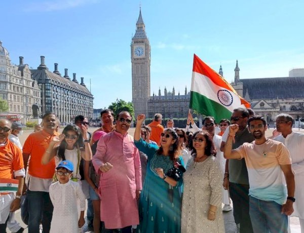 15 अगस्त को लंदन की ब्रिटिश पार्लियामेंट के बाहर तिरंगे का हुआ पूजन और झंडारोहण