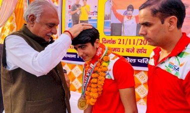 एशियन बॉक्सिंग चैंपियनशिप की पदक विजेता मीनाक्षी के सम्मान समारोह में पहुंचे पूर्व मुख्यमंत्री हुड्डा, कहा देश को हरियाणा की बेटियों पर नाज।