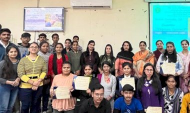 भाषण प्रतियोगिता में मुस्कान व रशिका प्रथम।