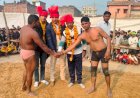 टिकैतनगर (बाराबंकी): नगर के गल्ला स्टोर के सामने मैदान में आयोजित तीन दिवसीय कुश्ती की शुरुआत हुई