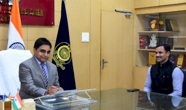 मंडल आयुक्त संजीव वर्मा ने संभाला कार्यभार।