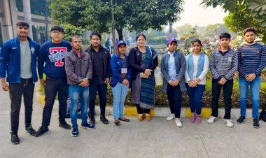 मानवाधिकार दिवस पर स्लोगन लेखन में लग्न प्रथम।