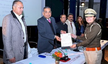 मानवाधिकार दिवस पर वाद विवाद प्रतियोगिता में पीएसआई साक्षी प्रथम।