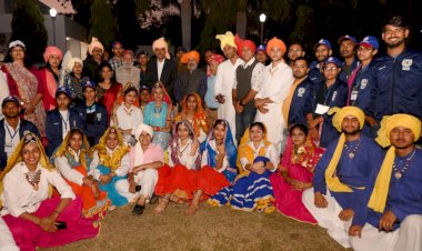 शोभायात्रा में भारत की सांस्कृतिक विरासत की मनोहारी छटा बिखरी।