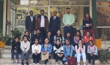 जीजेयू के विद्यार्थियों ने किया शैक्षणिक भ्रमण।