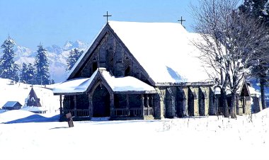 कश्मीर के गुलमर्ग का 130 साल पुराना ख़ूबसूरत चर्च
