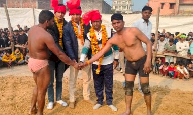 टिकैतनगर (बाराबंकी): नगर के गल्ला स्टोर के सामने मैदान में आयोजित तीन दिवसीय कुश्ती की शुरुआत हुई