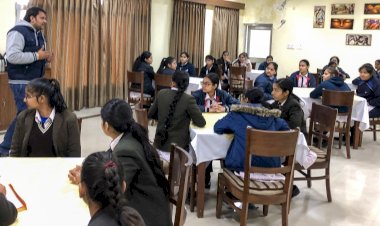 होटल मैनेजमेंट क्षेत्र में मौजूद संभावनाएं जानी छात्राओं ने।