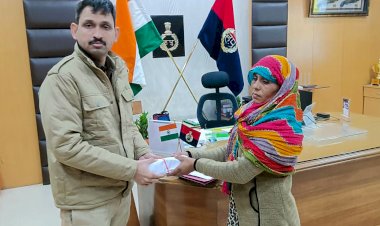 ड्यूटी से वापसी में सड़क हादसे में जान गंवाने वाले एसपीओ के परिवार को दी आर्थिक सहायता।