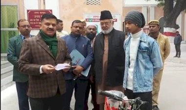 जिलाधिकारी के हाथों नई रेंजर साइकिल पाकर लौट आई छात्र के चेहरे पर मुस्कान*