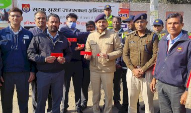 सड़क सुरक्षा जागरूकता अभियान के तहत एसपी की अगुवाई में वाहनों पर लगाई रिफ्लेक्टिव टेप।