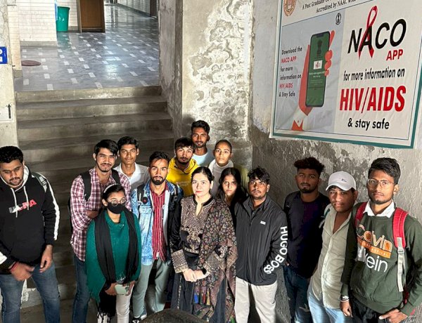 एचआईवी जागरूकता अभियान के तहत मोबाइल ऐप तथा टोल फ्री नंबर की जानकारी दी।