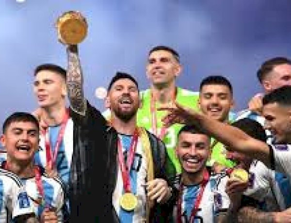 लियोनेल मेसी ने वर्ल्ड कप उठाया