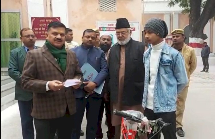 जिलाधिकारी के हाथों नई रेंजर साइकिल पाकर लौट आई छात्र के चेहरे पर मुस्कान*