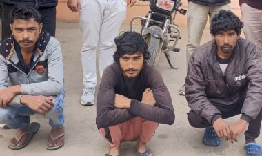 मोटरसाइकिल चोरी में शामिल तीन आरोपी गिरफ्तार, एक चोरीशुदा मोटरसाइकिल बरामद।