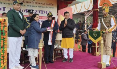 सूर्य नमस्कार अभियान में उत्कृष्ट प्रदर्शन के लिए राज्यपाल ने किया हिंदू कॉलेज को सम्मानित।