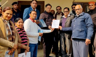 हिसार दूरदर्शन केंद्र शिफ्ट न किए जाने की मांग को लेकर सौंपा मंत्री डॉ. कमल गुप्ता को ज्ञापन, महिला कर्मियों ने दूरदर्शन का लोगो माथे पर लगा जताया विरोध।