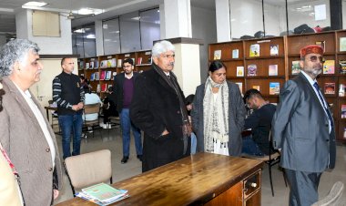 इंडिया फाउंडेशन के निदेशक कैप्टन बंसल ने किया विवेकानंद पुस्तकालय का दौरा।