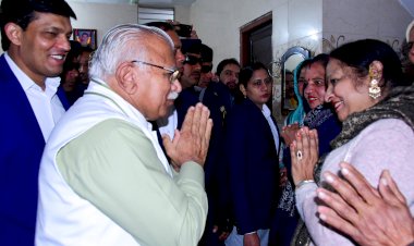 महिला क्रिकेट टीम कप्तान शेफाली के परिजनों से मिलकर बधाई दी मुख्यमंत्री मनोहर लाल ने।