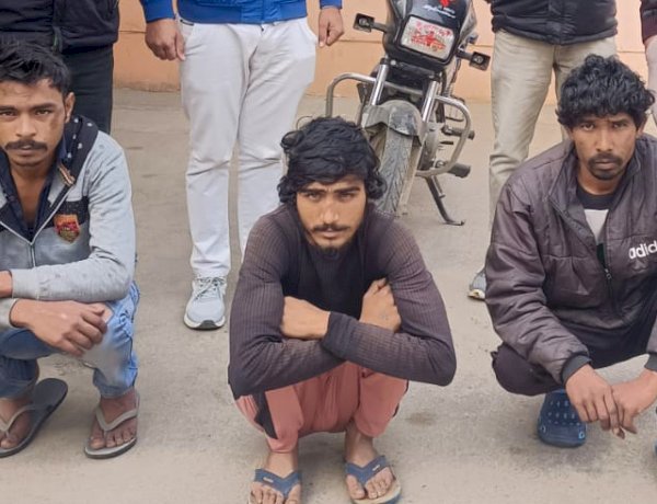 मोटरसाइकिल चोरी में शामिल तीन आरोपी गिरफ्तार, एक चोरीशुदा मोटरसाइकिल बरामद।