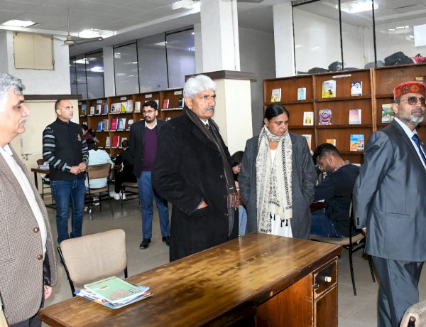 इंडिया फाउंडेशन के निदेशक कैप्टन बंसल ने किया विवेकानंद पुस्तकालय का दौरा।