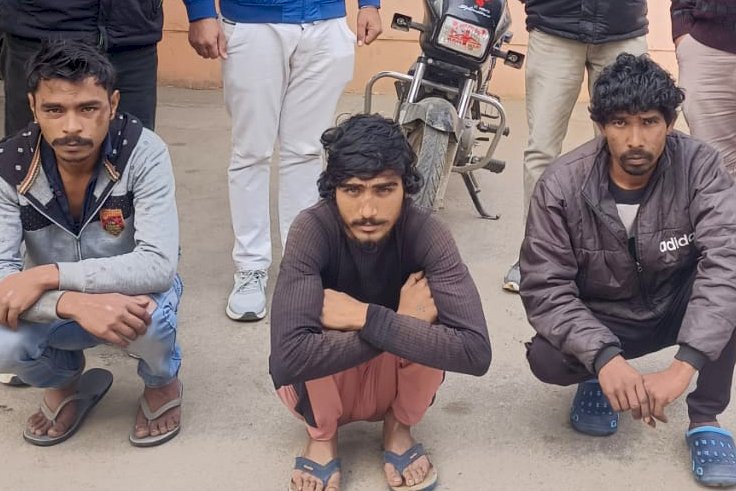 मोटरसाइकिल चोरी में शामिल तीन आरोपी गिरफ्तार, एक चोरीशुदा मोटरसाइकिल बरामद।