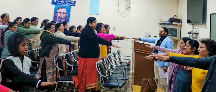 सड़क सुरक्षा की शपथ दिलाई।