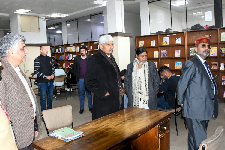 इंडिया फाउंडेशन के निदेशक कैप्टन बंसल ने किया विवेकानंद पुस्तकालय का दौरा।