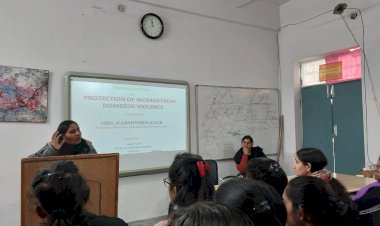 छात्राओं को दी घरेलू हिंसा से बचाव की जानकारी।