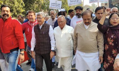 हिडनबर्ग रिसर्च द्वारा अडानी ग्रुप पर लगाए आरोप की जांच की मांग को लेकर विधायक बीबी बत्तरा के नेतृत्व में कांग्रेस का रोहतक में प्रदर्शन।